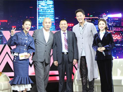 新望董事長(zhǎng)羅永輝與著名歌星劉尊老師、汪正正老師、郭津彤老師、主持人雅琪在北京電視臺(tái)錄制節(jié)目現(xiàn)場(chǎng)親切合影